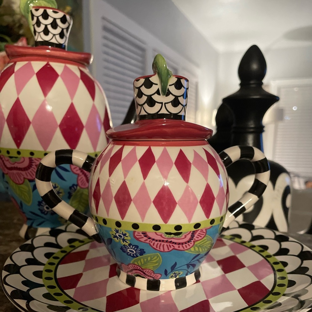 Beautiful T-Pot and sugar container, purchased from Hallmark. Simply Beautiful